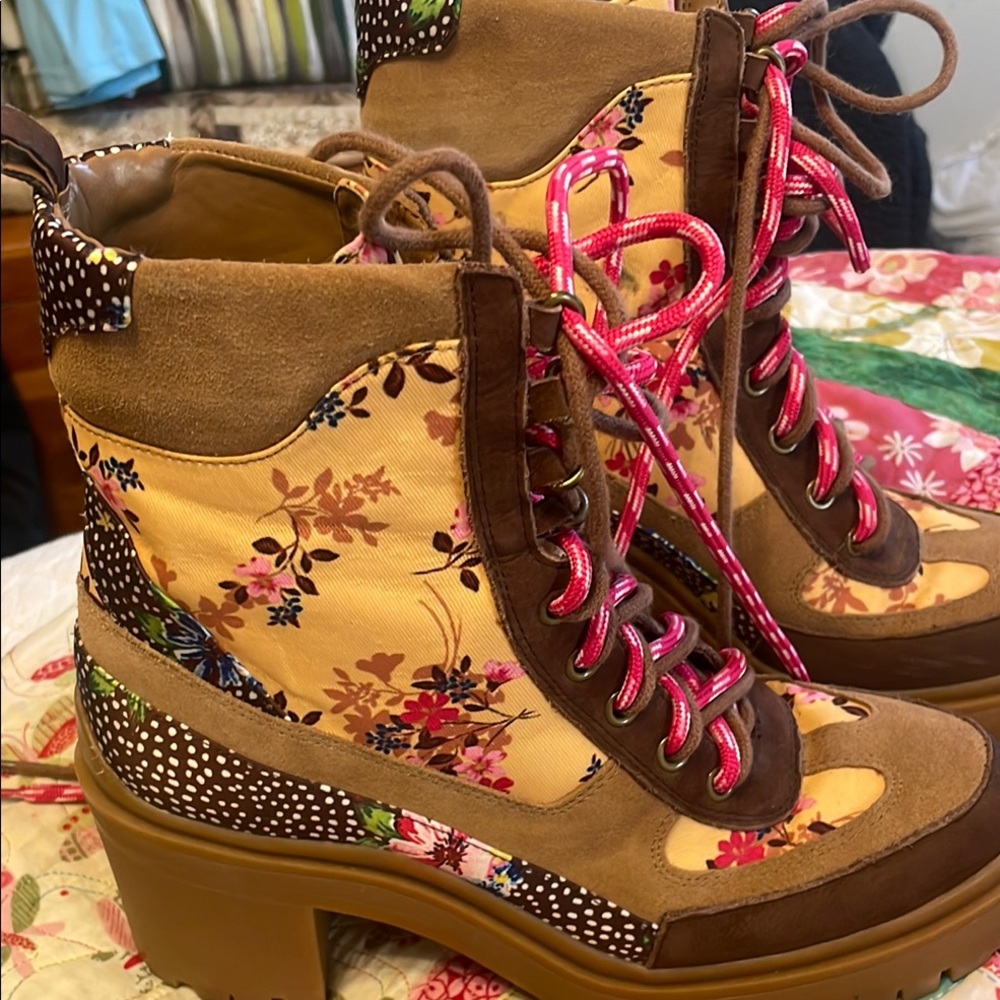 Floral Lace-Up Women's Boots - Brown and Pink